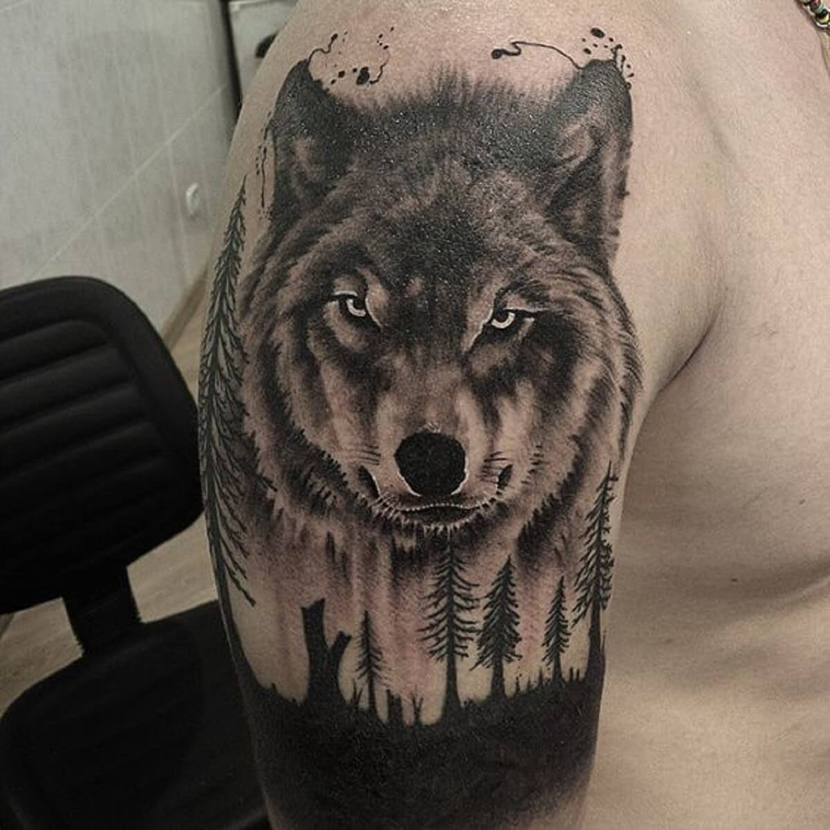 Волк на груди с лесом